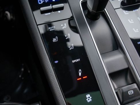 Used 2022 Porsche Macan S w/ Premium Package image 21