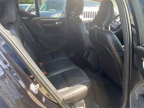 Used 2022 Volvo XC40 T5 Momentum AWD/4WD image 13