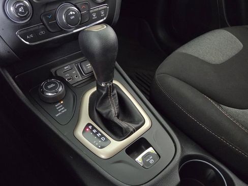 Used 2018 Jeep Cherokee Latitude w/ Cold Weather Group AWD/4WD image 29