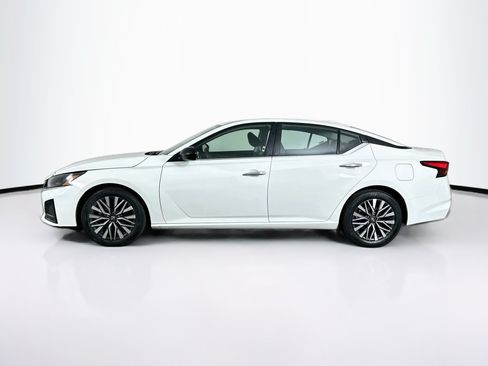 Used 2025 Nissan Altima 2.5 SV FWD image 4