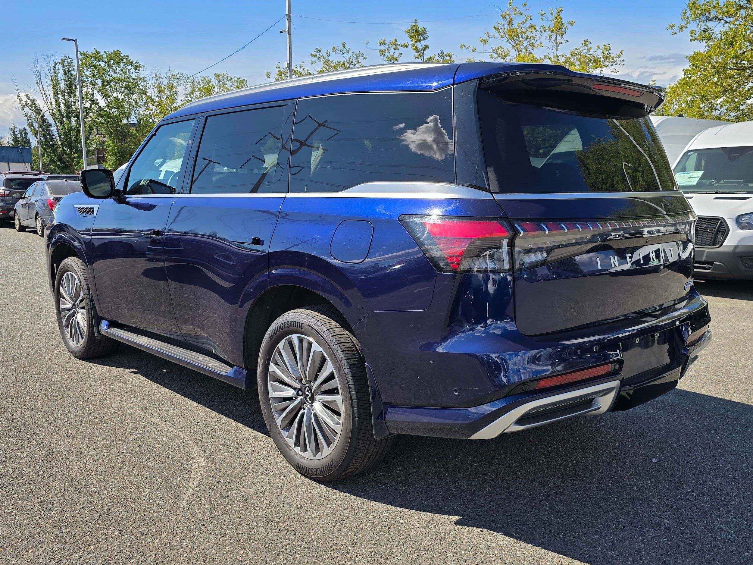 Used 2025 INFINITI QX80 Sensory AWD/4WD image 3