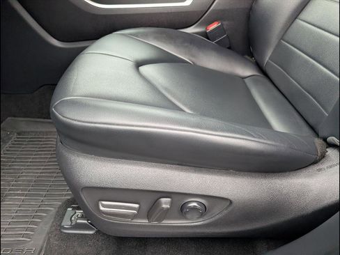 Used 2023 Toyota Highlander XLE image 10