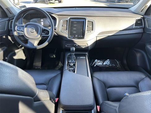Used 2020 Volvo XC90 T6 Momentum image 2