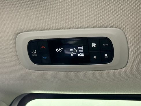 Used 2023 Chrysler Pacifica Touring-L FWD image 14