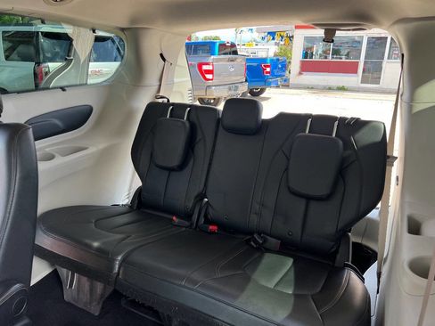 Used 2018 Chrysler Pacifica Touring-L FWD image 18