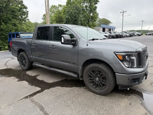Used 2018 Nissan Titan SV AWD/4WD image 5