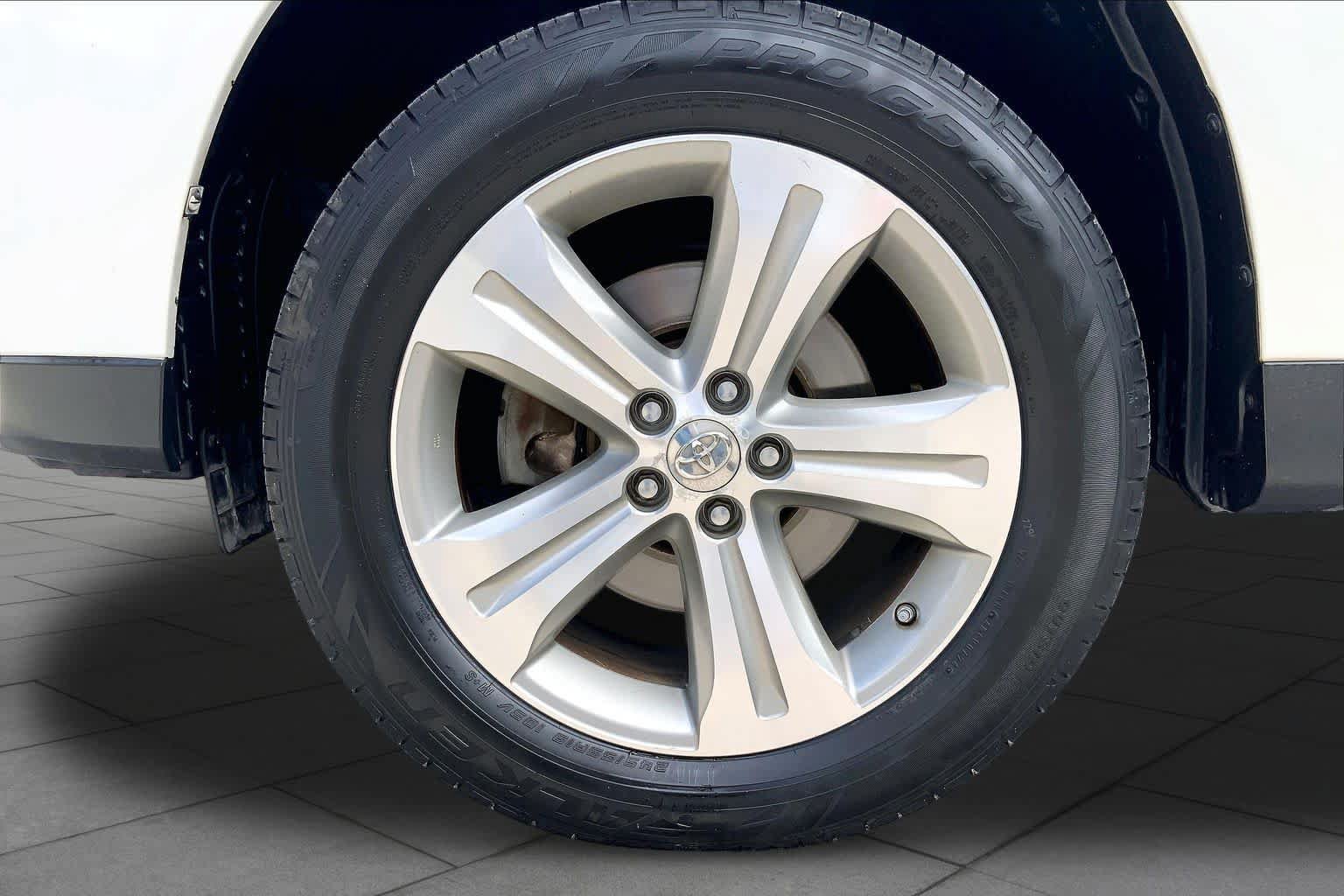 Used 2012 Toyota Highlander Limited w/ Tow Pkg FWD image 11