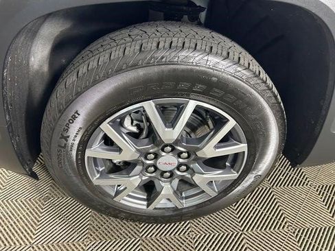 Certified 2023 GMC Acadia SLT w/ Preferred Package image 11