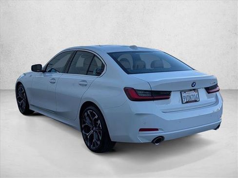 Used 2025 BMW 330i Sedan w/ Premium Package image 9