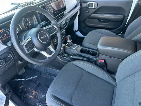 Used 2025 Jeep Wrangler Unlimited Sahara AWD/4WD image 9
