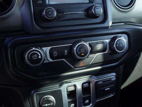 Certified 2019 Jeep Wrangler Sport AWD/4WD image 18