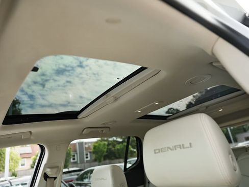 Used 2023 GMC Acadia Denali w/ Denali Technology Package FWD image 21