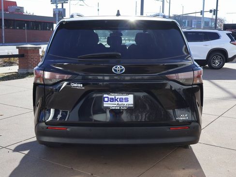 Used 2024 Toyota Sienna XLE image 4