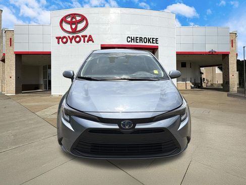 Used 2023 Toyota Corolla LE FWD image 2