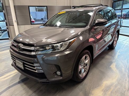 Used 2017 Toyota Highlander Limited AWD/4WD image 3