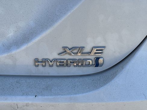 Used 2020 Toyota Camry XLE FWD image 5