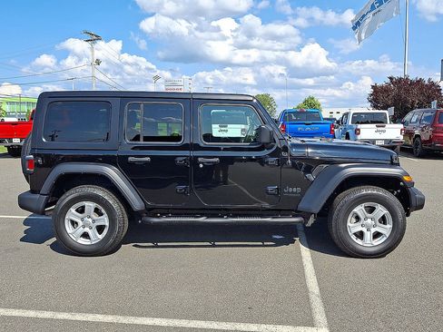 Used 2022 Jeep Wrangler Unlimited Sport AWD/4WD image 32