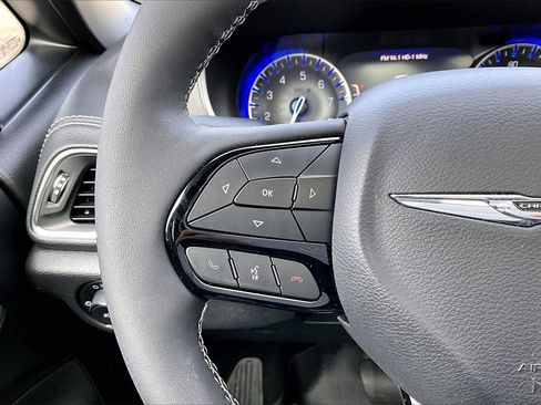 Used 2023 Chrysler Pacifica Limited w/ S Appearance Package image 29