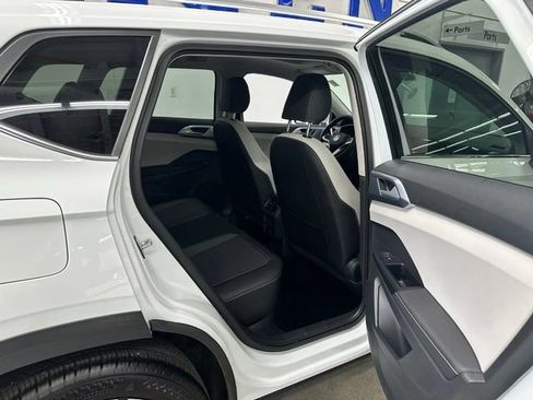 New 2025 Volkswagen Taos SE w/ Panoramic Sunroof Package AWD/4WD image 16