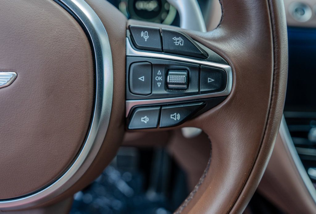 Used 2023 Aston Martin DBX AWD/4WD image 7