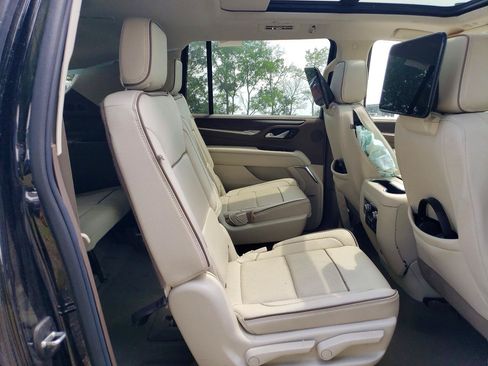 Used 2024 GMC Yukon XL Denali w/ Advanced Technology Package AWD/4WD image 9