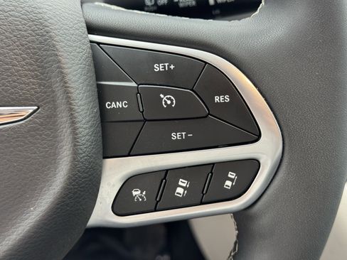 Used 2024 Chrysler Pacifica Touring-L FWD image 23