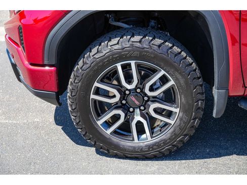 Used 2024 GMC Sierra 1500 AT4 w/ Technology Package AWD/4WD image 9