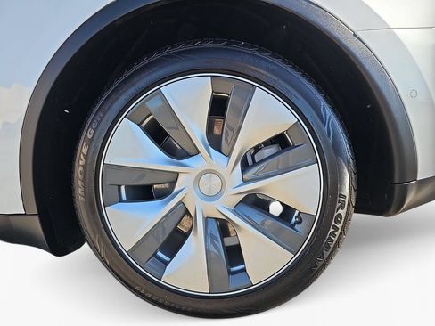 Used 2022 Tesla Model Y Long Range AWD/4WD image 26