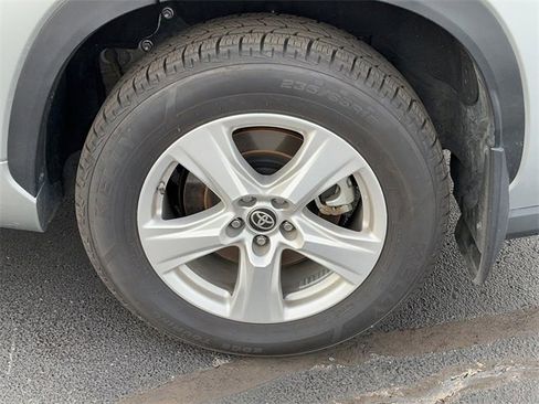 Used 2024 Toyota Highlander LE image 9