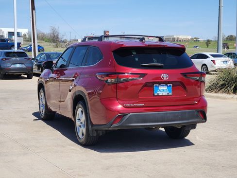 Used 2024 Toyota Highlander LE image 7