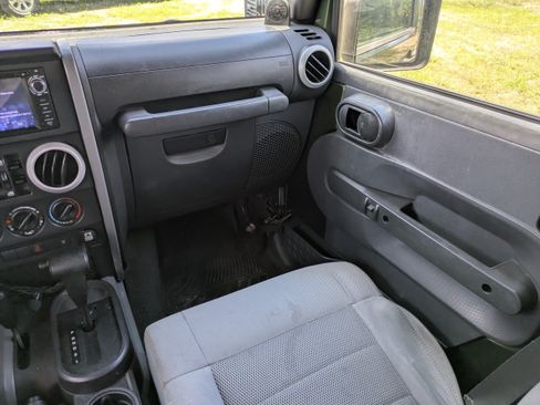 Used 2009 Jeep Wrangler Unlimited Sahara AWD/4WD image 16