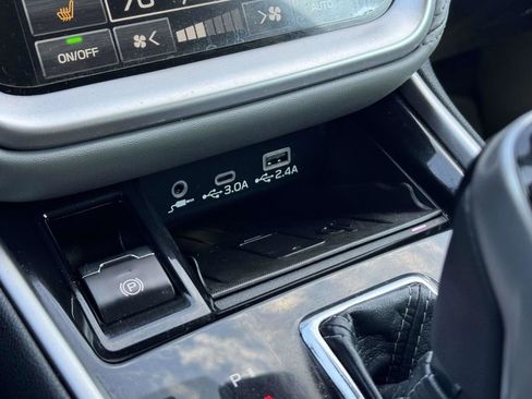 Used 2024 Subaru Outback Premium image 11