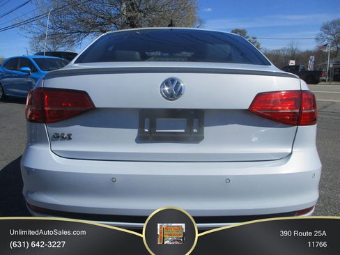 Used 2017 Volkswagen Jetta GLI FWD image 2