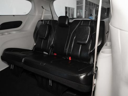 Used 2022 Chrysler Pacifica Touring-L FWD image 37