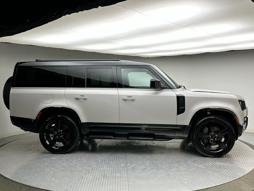 Used 2026 Land Rover Defender 130 X-Dynamic SE AWD/4WD image 14