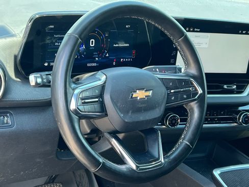 Used 2025 Chevrolet Equinox LT AWD/4WD image 2