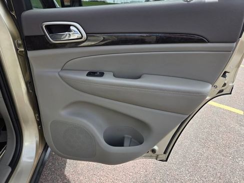 Used 2011 Jeep Grand Cherokee Laredo AWD/4WD image 40