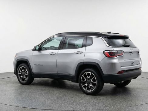 Used 2025 Jeep Compass Trailhawk AWD/4WD image 6