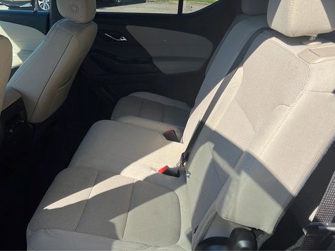 Used 2022 Chevrolet Traverse LS FWD image 15