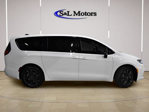 New 2026 Chrysler Pacifica Select AWD/4WD image 8