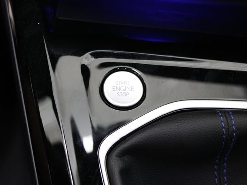 Used 2024 Volkswagen Golf R AWD/4WD image 18