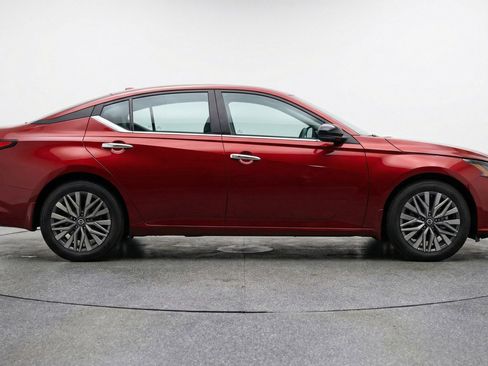 Used 2025 Nissan Altima 2.5 SV image 11