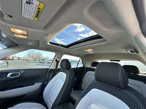 Used 2024 Hyundai Venue SEL image 21