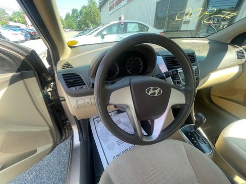 Used 2012 Hyundai Accent GLS FWD image 12