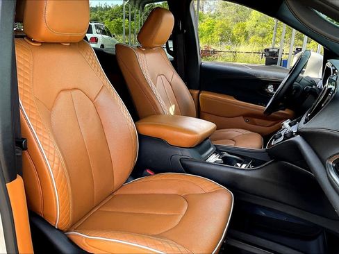 Used 2021 Chrysler Pacifica Pinnacle image 8