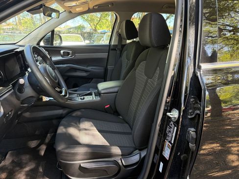 Used 2023 Kia Sorento LX image 33