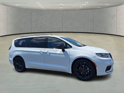 New 2026 Chrysler Pacifica Limited w/ S Appearance Package image 3