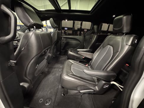 Used 2023 Chrysler Pacifica Touring-L w/ S Appearance Package image 20