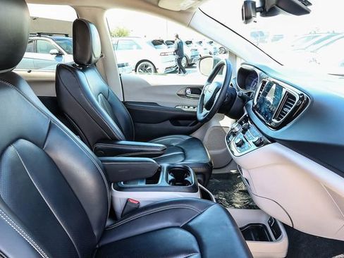 Used 2023 Chrysler Pacifica Touring-L FWD image 18
