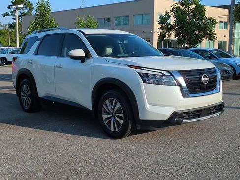 Used 2023 Nissan Pathfinder SL AWD/4WD image 3